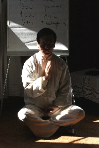 瞑想中の盛先生写真